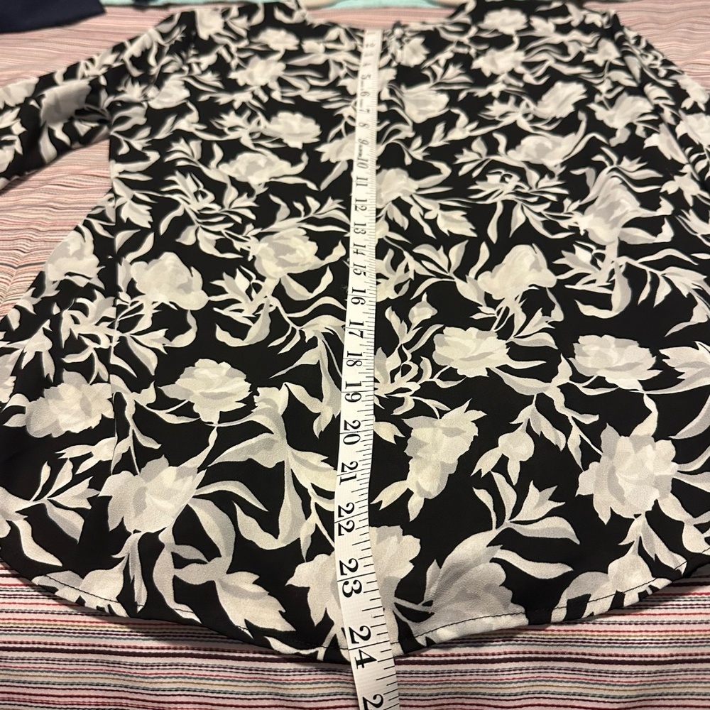 J. Crew Black and White Floral Smocked Cuff Long Sleeve Blouse Sz. S - Picture 9 of 9